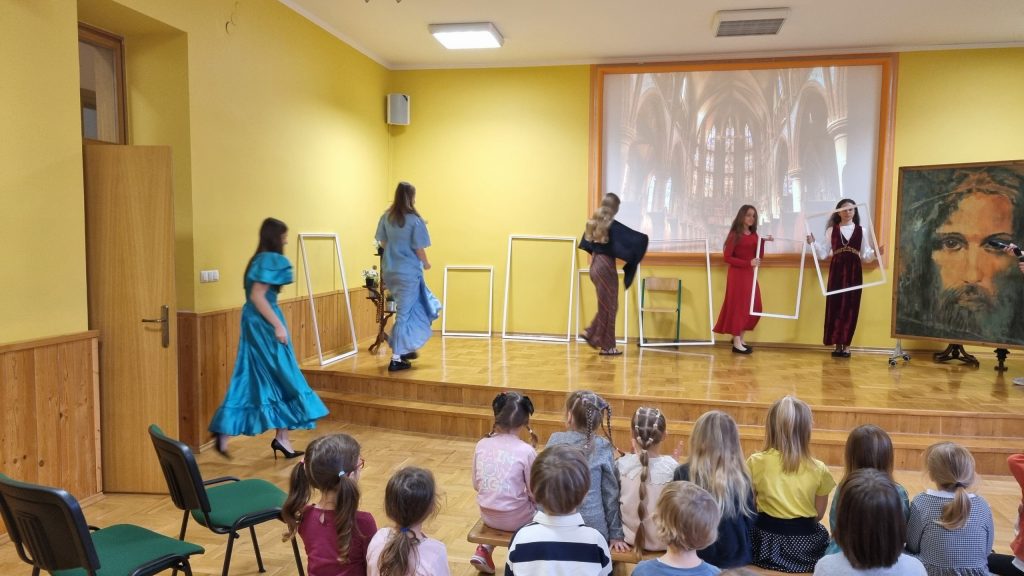 Na&nbsp;przedstawieniu w&nbsp;Szkole Podstawowej